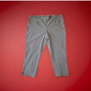 Maurices Sz 3X Cropped Gray Pinstripe Elastic Waist Pull On Pants Stretch Capri